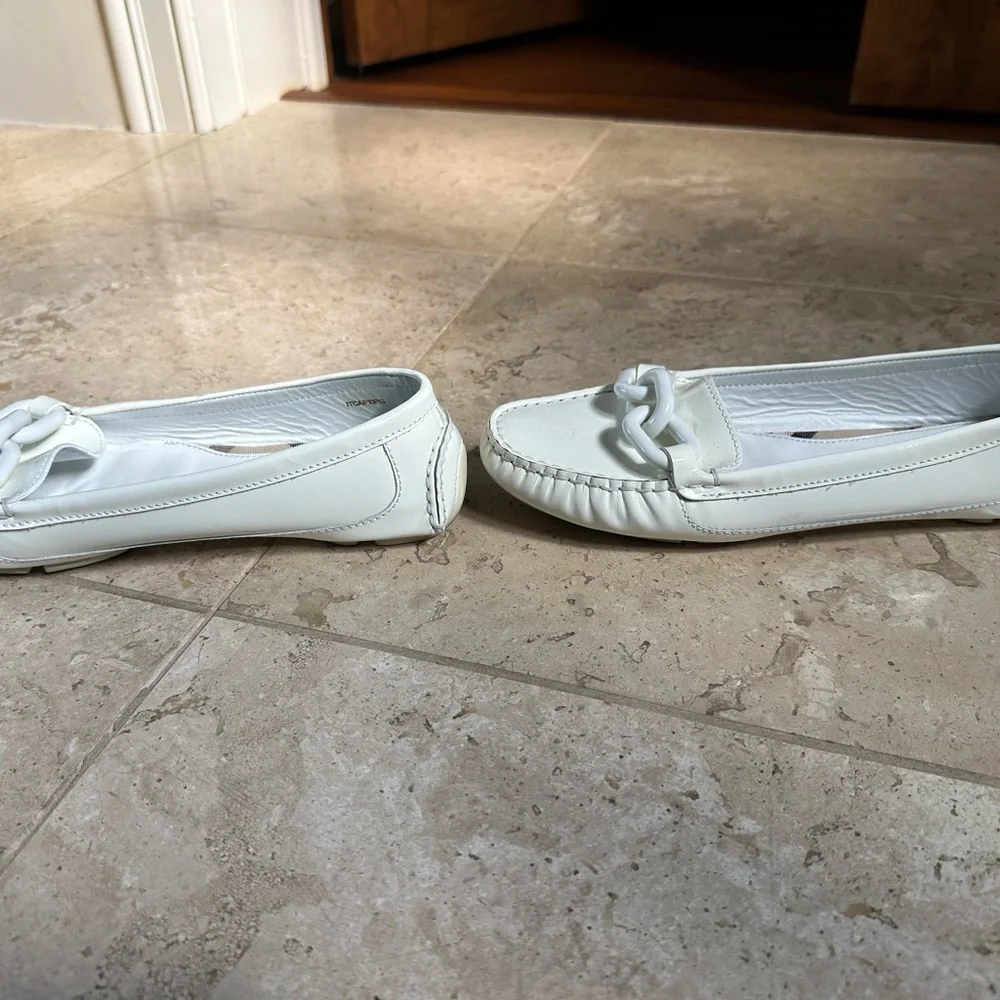 Burberry AUTHENTIC White patent leather, chain link loafer driver size 40.